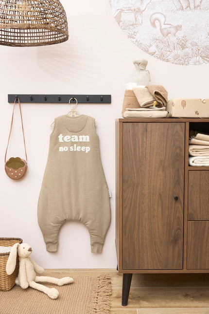 Meyco Baby Slub Met Team No Sleep Applicatie Baby Winter Slaapoverall Jumper Taupe/Offwhite